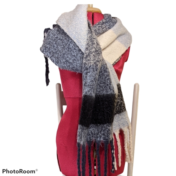 🌷SUPER Squishy, Soft Scarf! - Picture 4 of 5